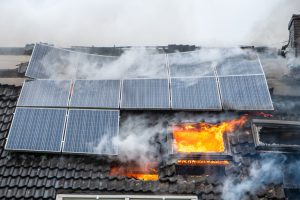 Ein brennendes Dachgeschoss. Auf dem Dach ist auch eine Photovoltaikanlage installiert.